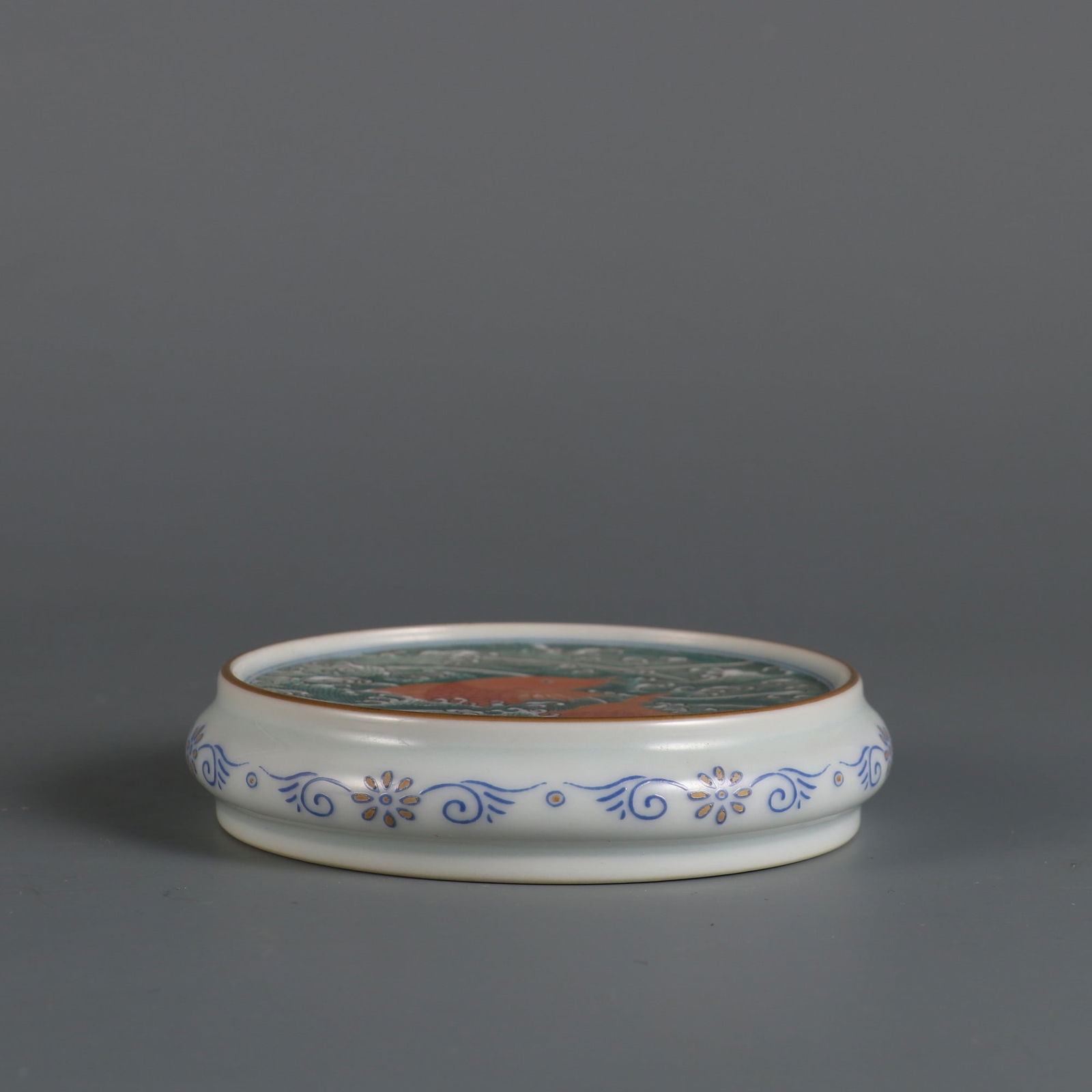 An Exquisite Famille-Rose Seawater Pattern Fish Pattern Ornament: An Exquisite Famille-Rose Seawater Pattern Fish Pattern Ornament Qing Dynasty, China Yongzheng Four-character Mark Size:0.8inx3.1in粉彩海水鲤鱼纹盖ņ