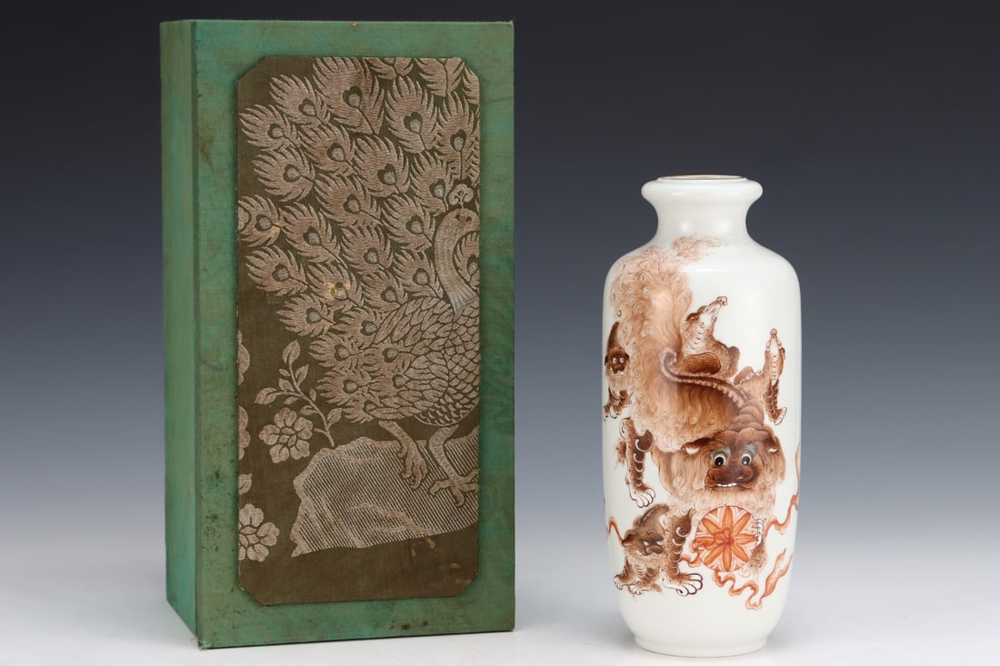 An Exquisite Famille-Rose Painted Gold Lion Pattern Vase: An Exquisite Famille-Rose Painted Gold Lion Pattern Vase,Qing Dynasty, China,With Mark,Size:9.9inx4.3in 粉彩描金狮子纹瓶,中国清代