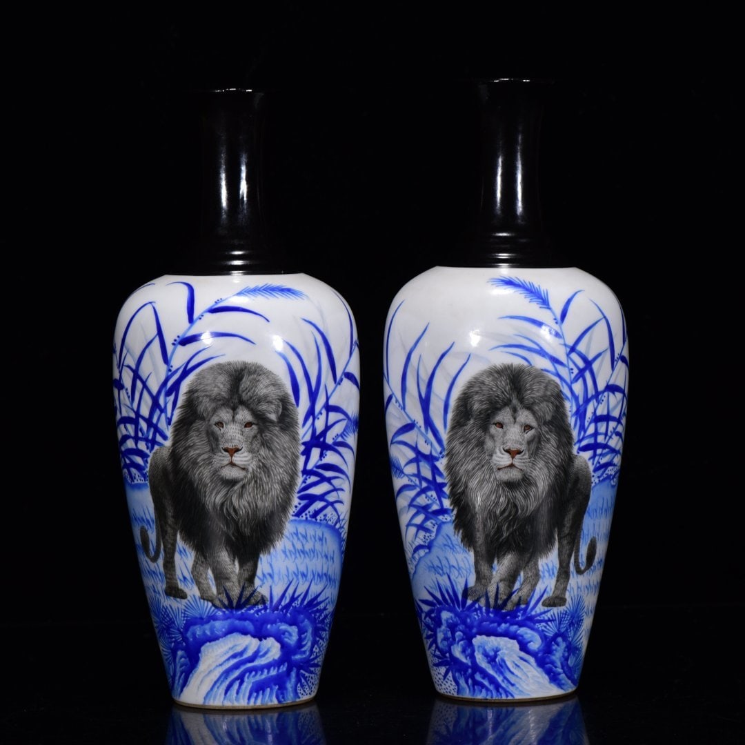 An Exquisite Blue and White Ink Color Lion Pattern Vase: An Exquisite Blue and White Ink Color Lion Pattern Vase,Qing Dynasty, China,Qianlong Six-character Mark,Size:9.8inx3.9in 青花墨彩狮纹瓶,中国଀