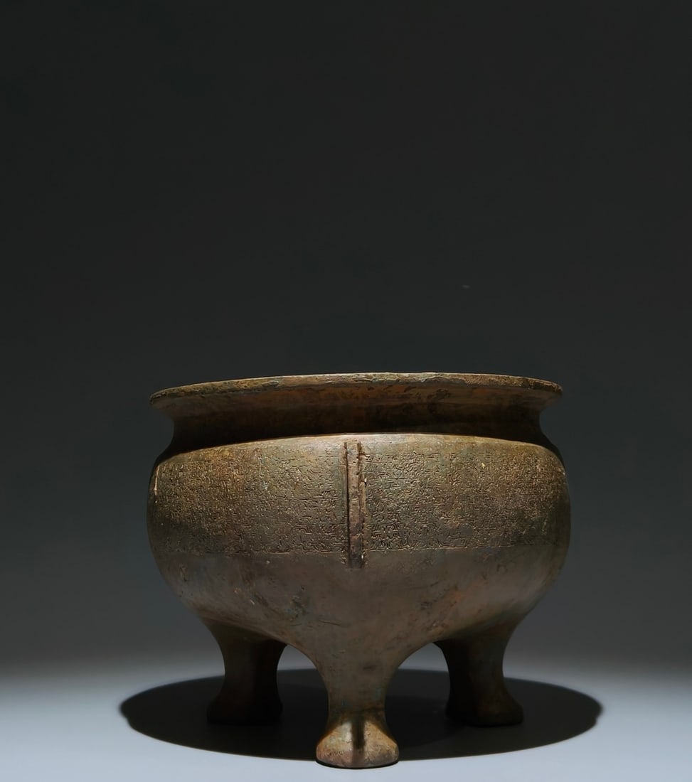 An Archaic Bronze Cloud and Thunder Pattern Tripod Food Vessel: An Archaic Bronze Cloud and Thunder Pattern Tripod Food Vessel,Shang Dynasty, China,Size:5.9inx7.9in 