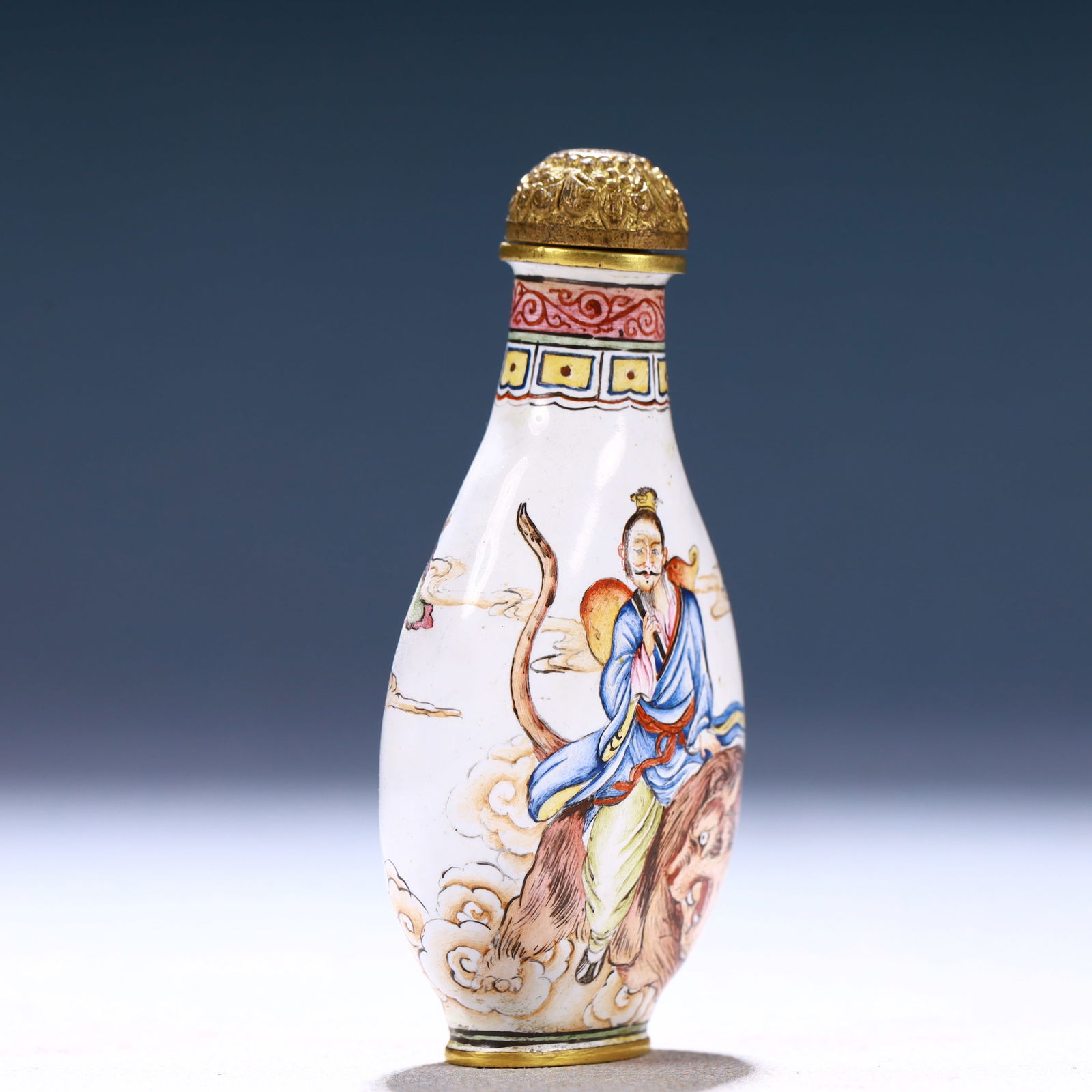 An Exquisite Painted Enamel Auspicious Cloud and Figure Pattern Snuff Bottle - 3