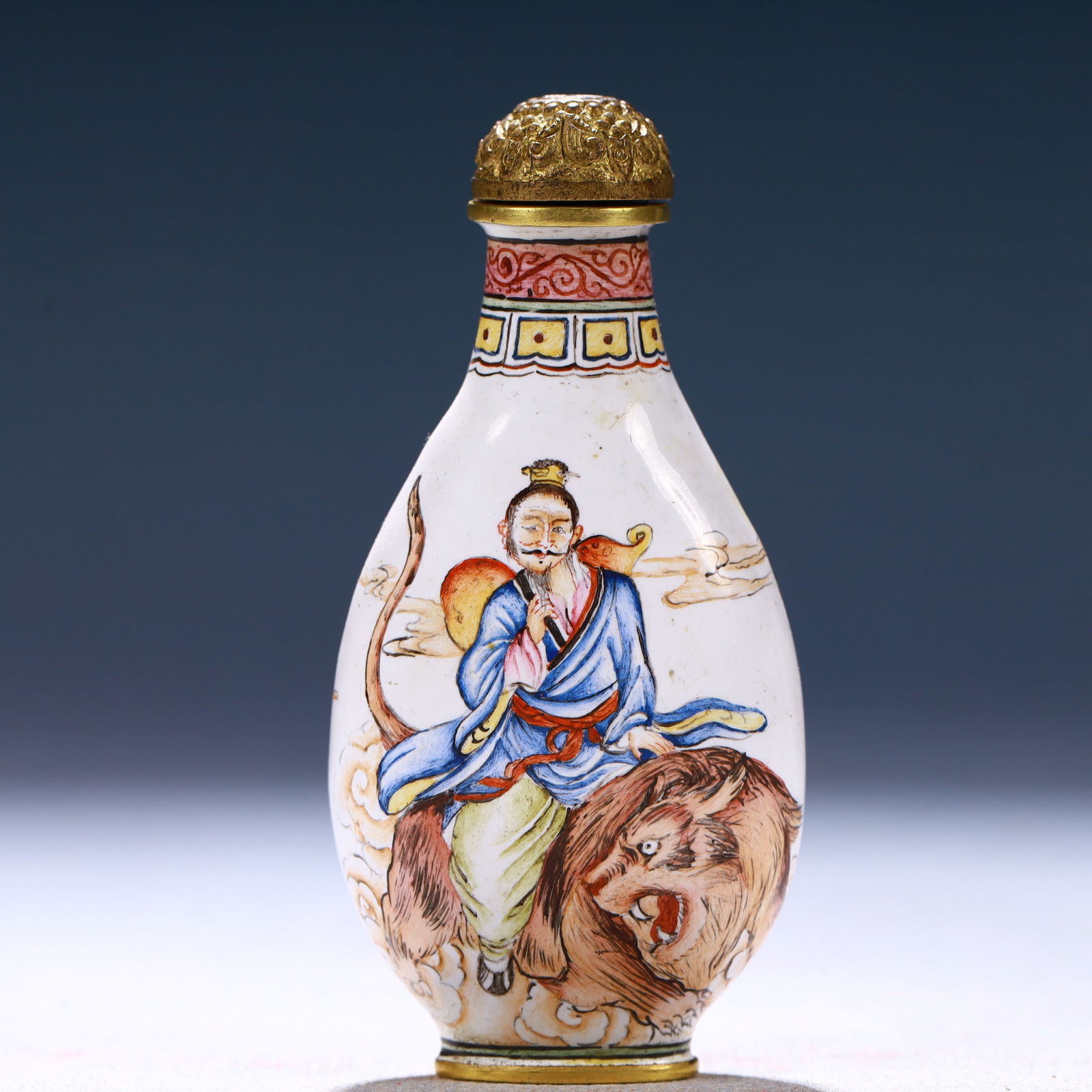 An Exquisite Painted Enamel Auspicious Cloud and Figure Pattern Snuff Bottle - 4