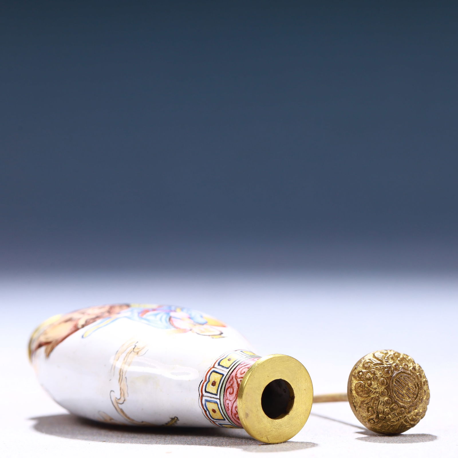 An Exquisite Painted Enamel Auspicious Cloud and Figure Pattern Snuff Bottle - 5