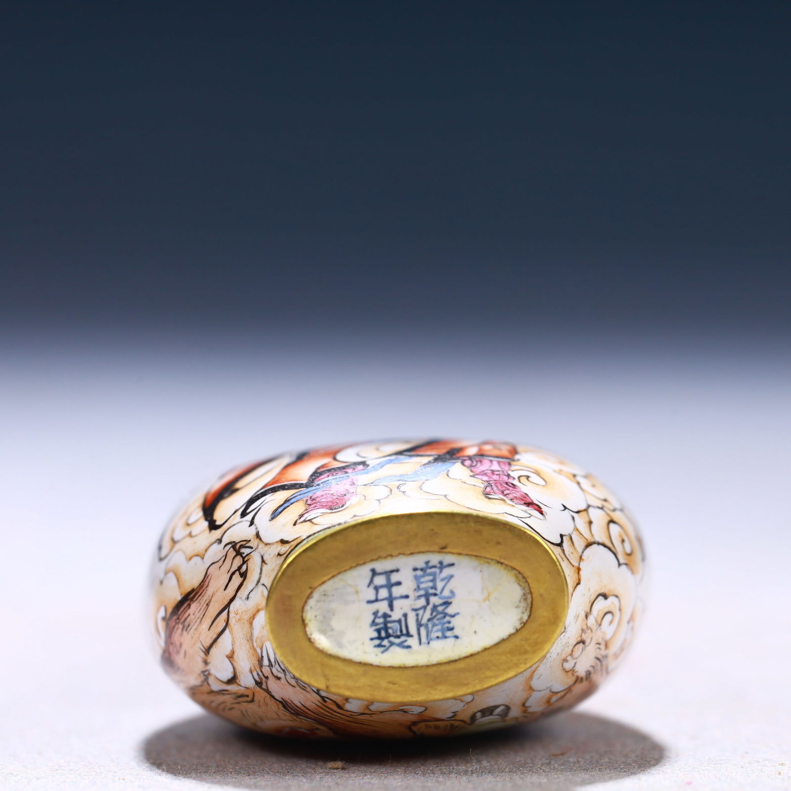 An Exquisite Painted Enamel Auspicious Cloud and Figure Pattern Snuff Bottle - 6