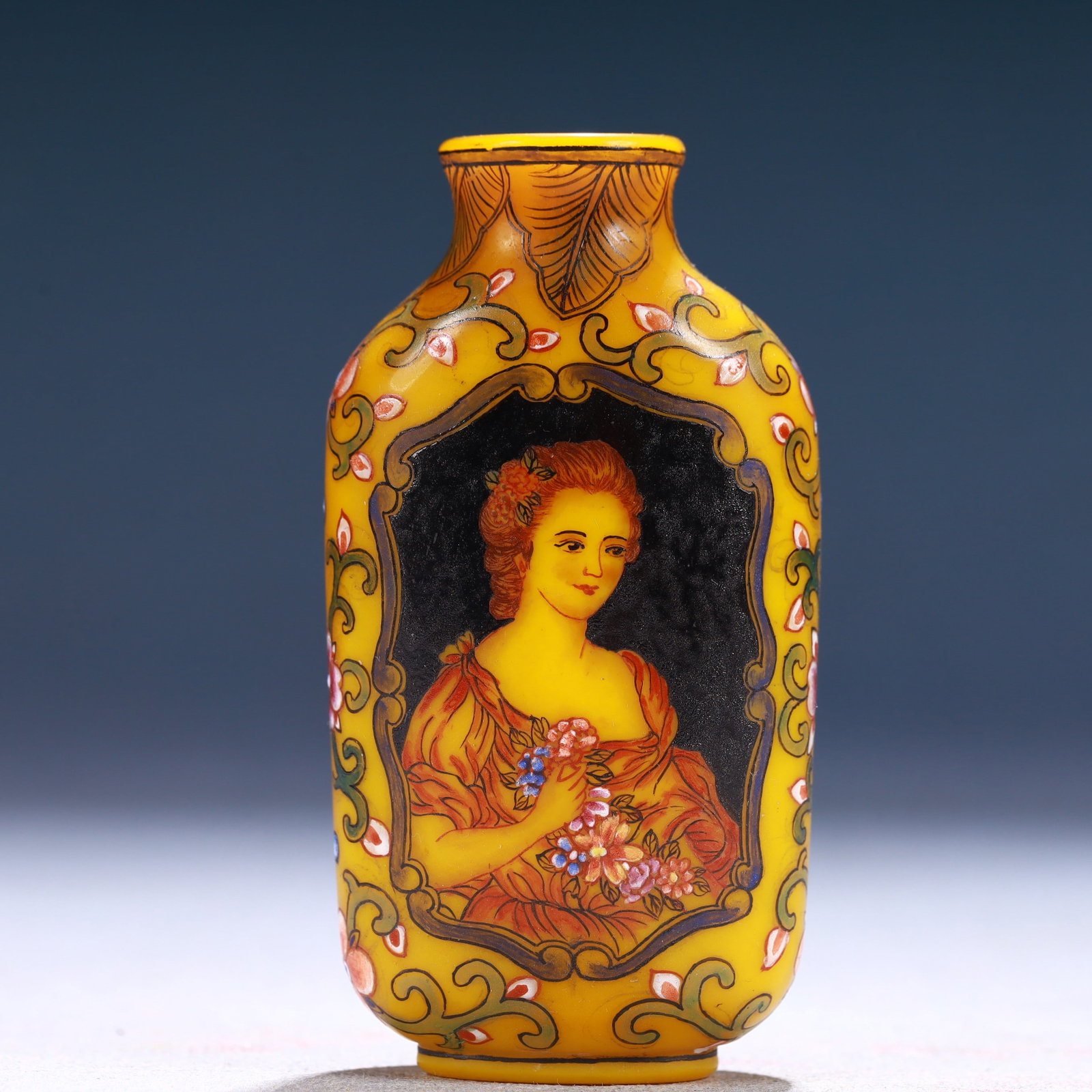 An Exquisite Glass Flower and Figure Pattern Snuff Bottle: An Exquisite Glass Flower and Figure Pattern Snuff Bottle,Qing Dynasty, China,Qianlong Four-character Mark,Size:1.6inx0.8inx3.1in,Weight:114g 琉璃花卉人物纹&#