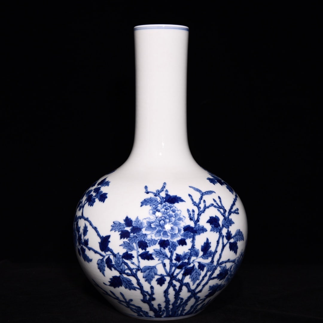 A Rare Blue and White Flower Pattern Vase (1 of 9)