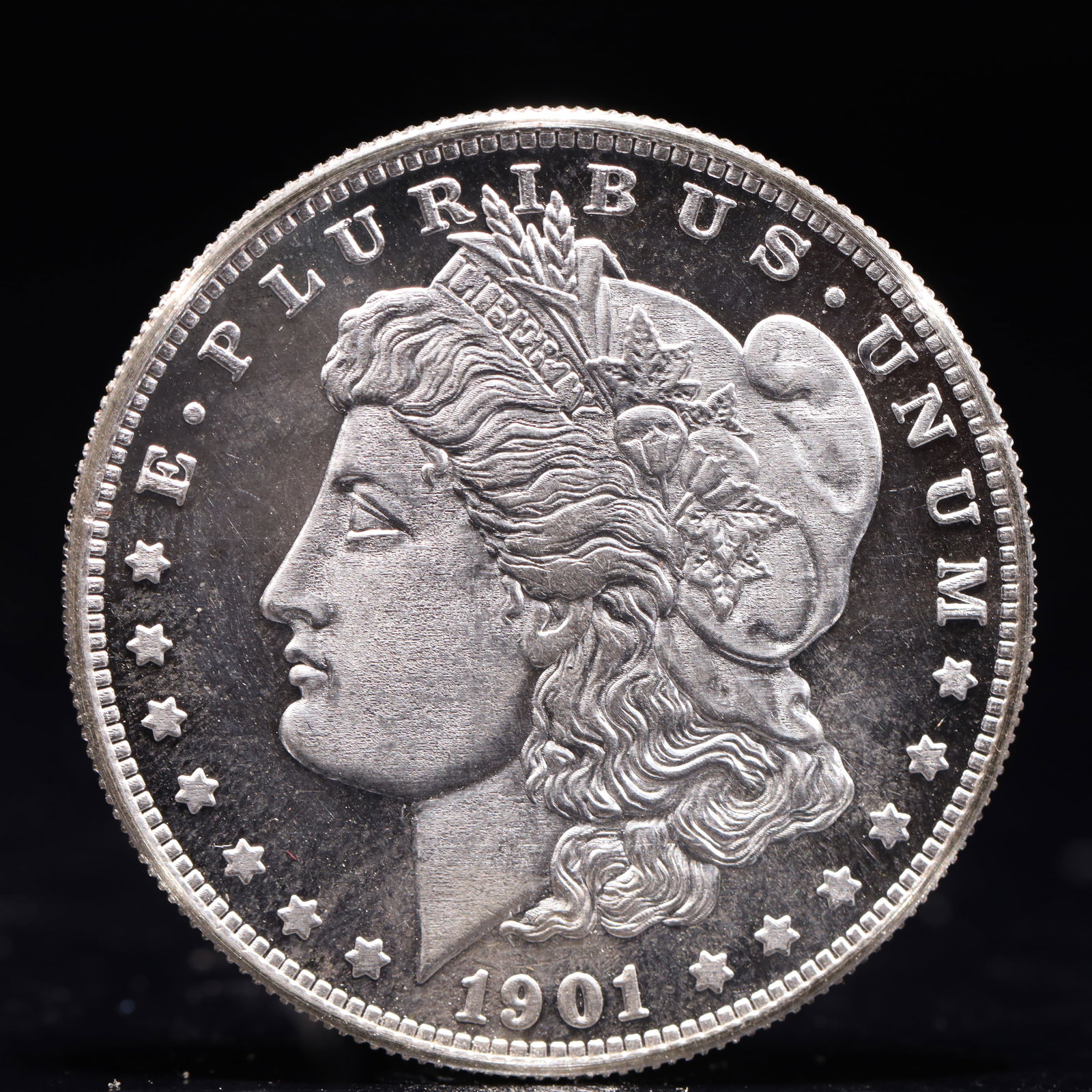 USA Morgan Dollar 1901 Coin (1 of 2)