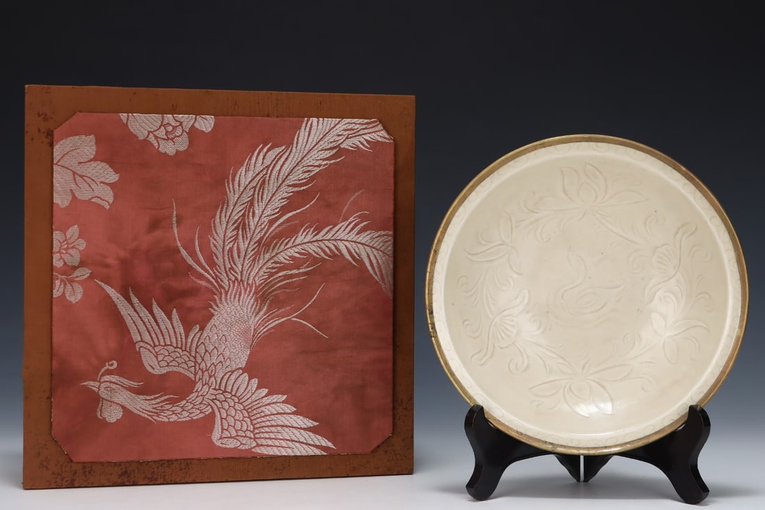 An Exquisite Ding yao Cover with Gold Flower and Bird Pattern Plate (1 of 8)