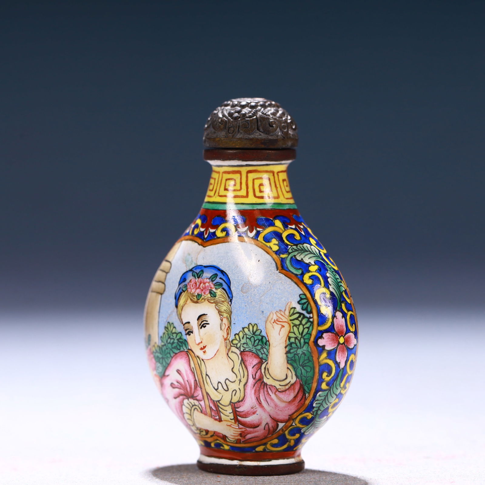 An Exquisite Painted Enamel Figure Pattern Snuff Bottle - 2