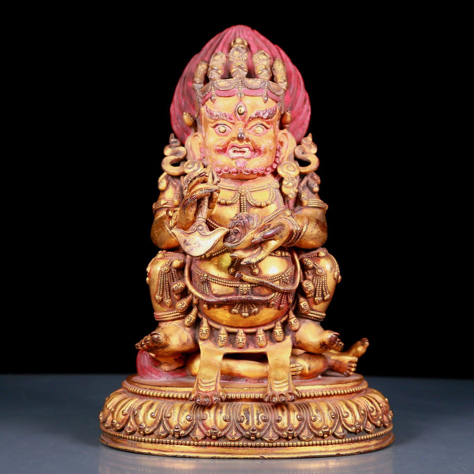 An exquisite gilt bronze Vajra statue: An exquisite gilt-bronze Vajra statue, Ming Dynasty, China. The Vajra's figure is majestic and majestic, symbolizing strong will and invincible power. At the same time, his face is solemn, and his bro