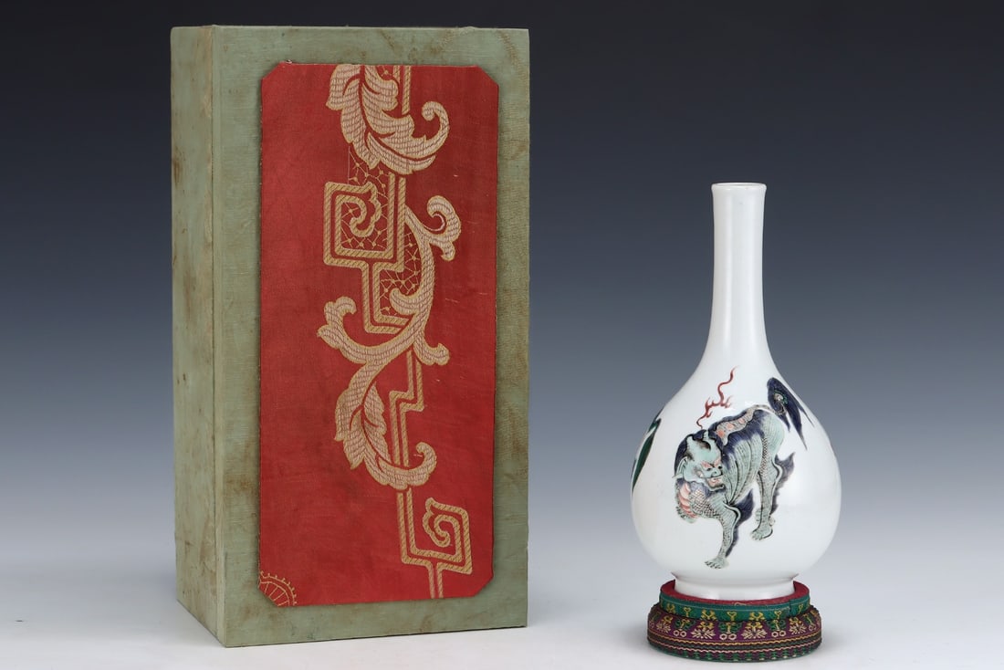 An Exquisite Wucai Kylin Pattern Vase (1 of 8)