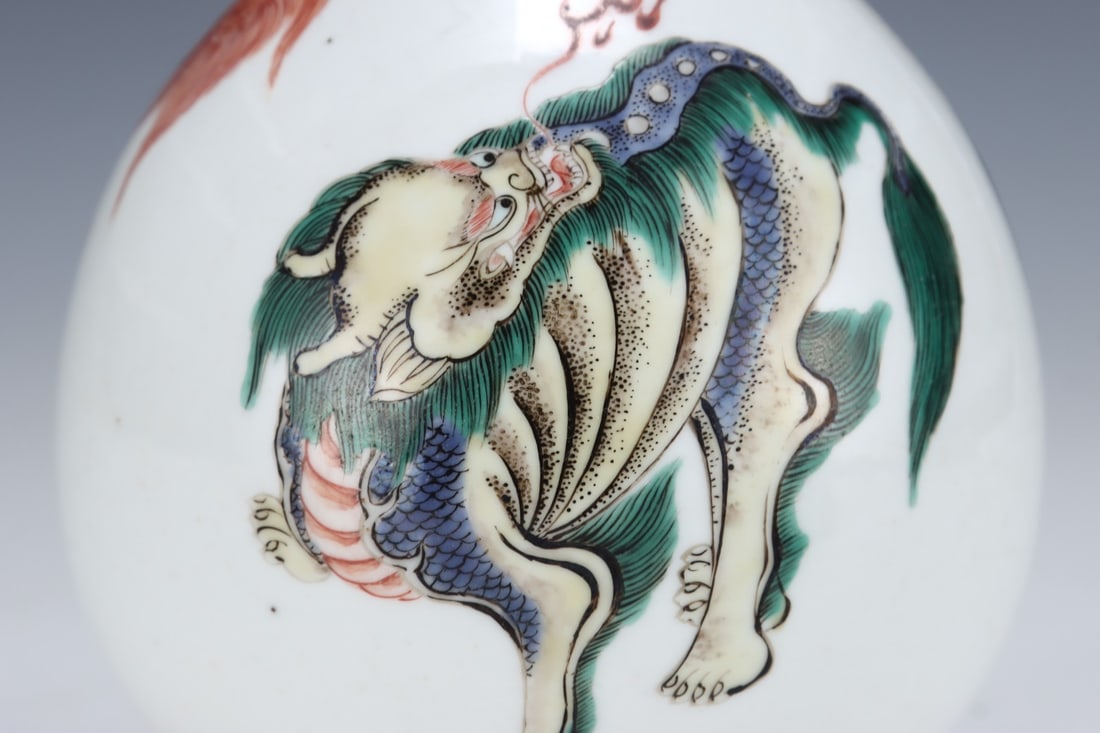 An Exquisite Wucai Kylin Pattern Vase - 5