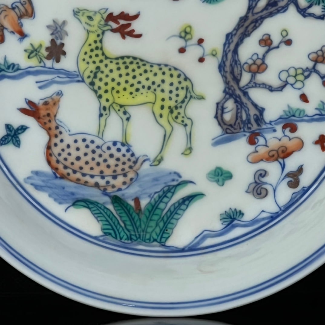 An Exquisite Doucai Pine and Deer Pattern Plate - 4