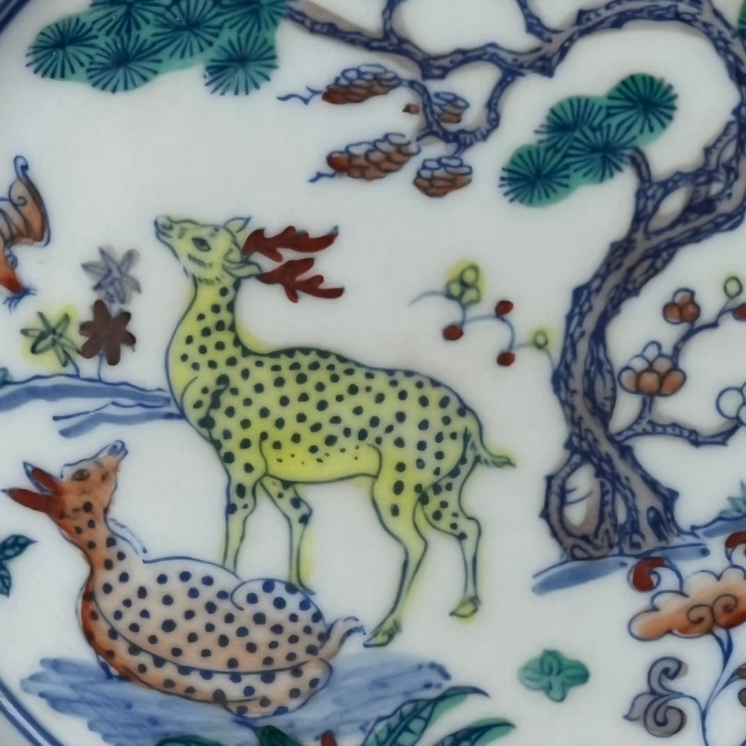 An Exquisite Doucai Pine and Deer Pattern Plate - 5