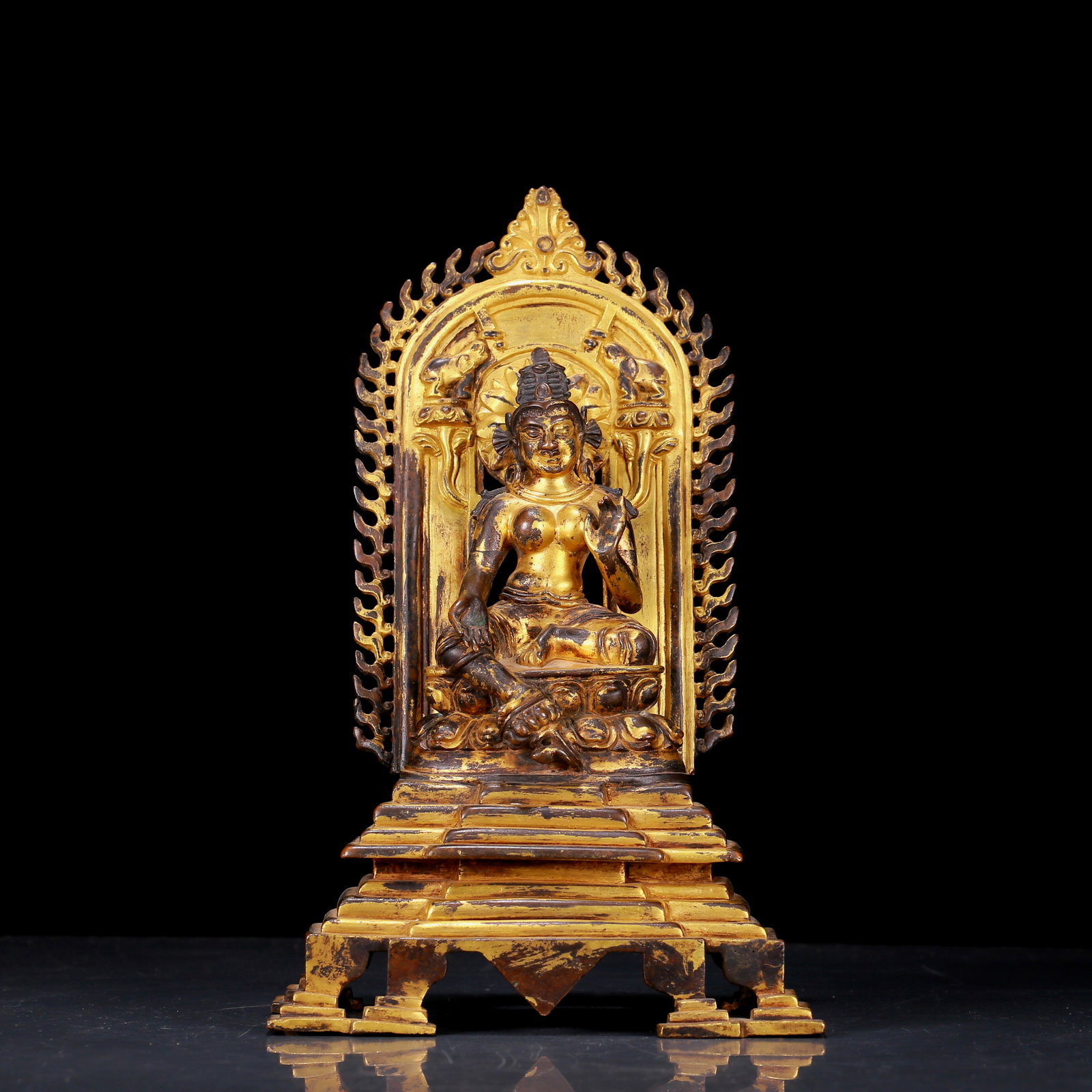 An exquisite gilt bronze statue of Guanyin (1 of 11)
