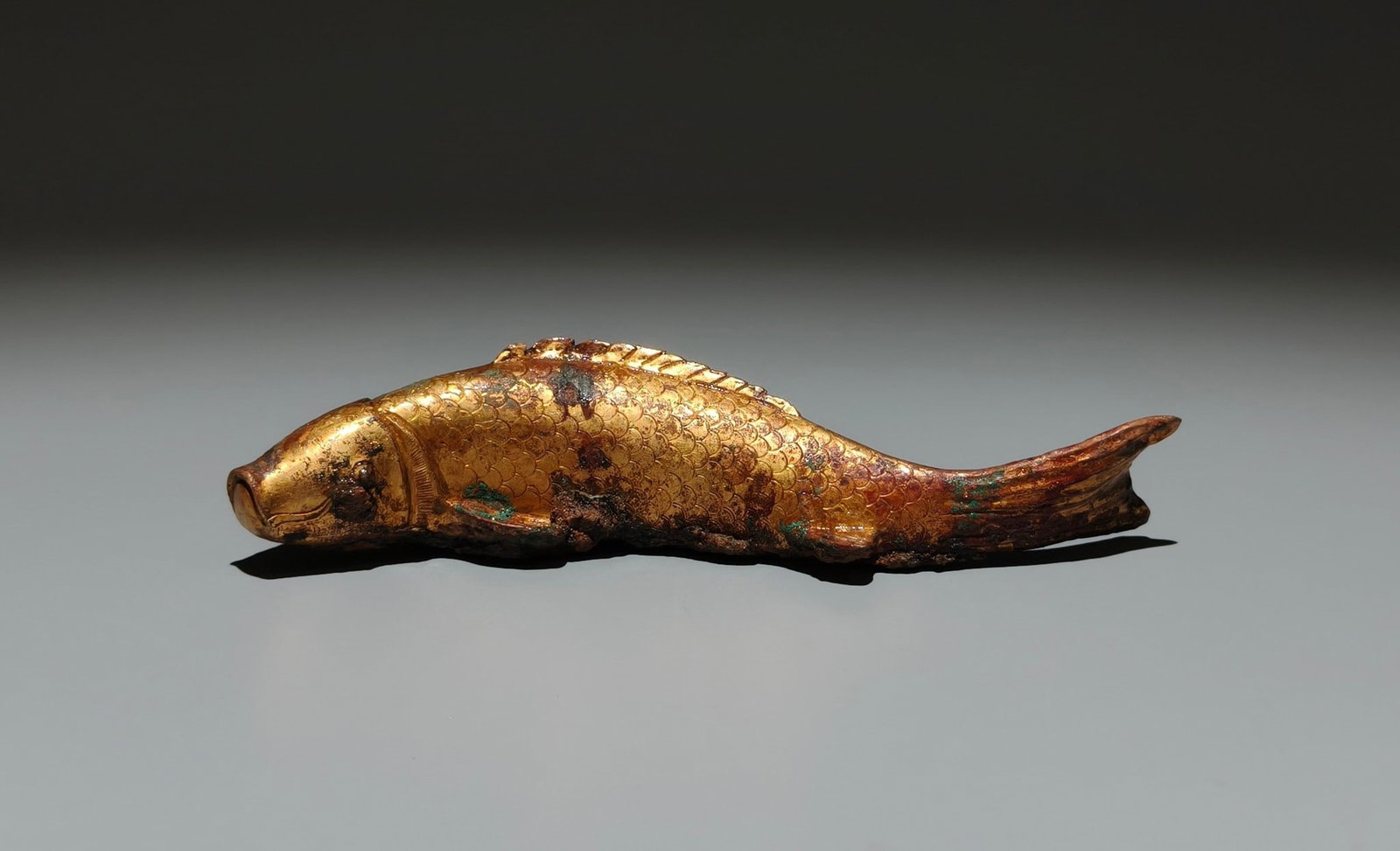 An Exquisite Gilt Bronze Fish Ornament (1 of 9)