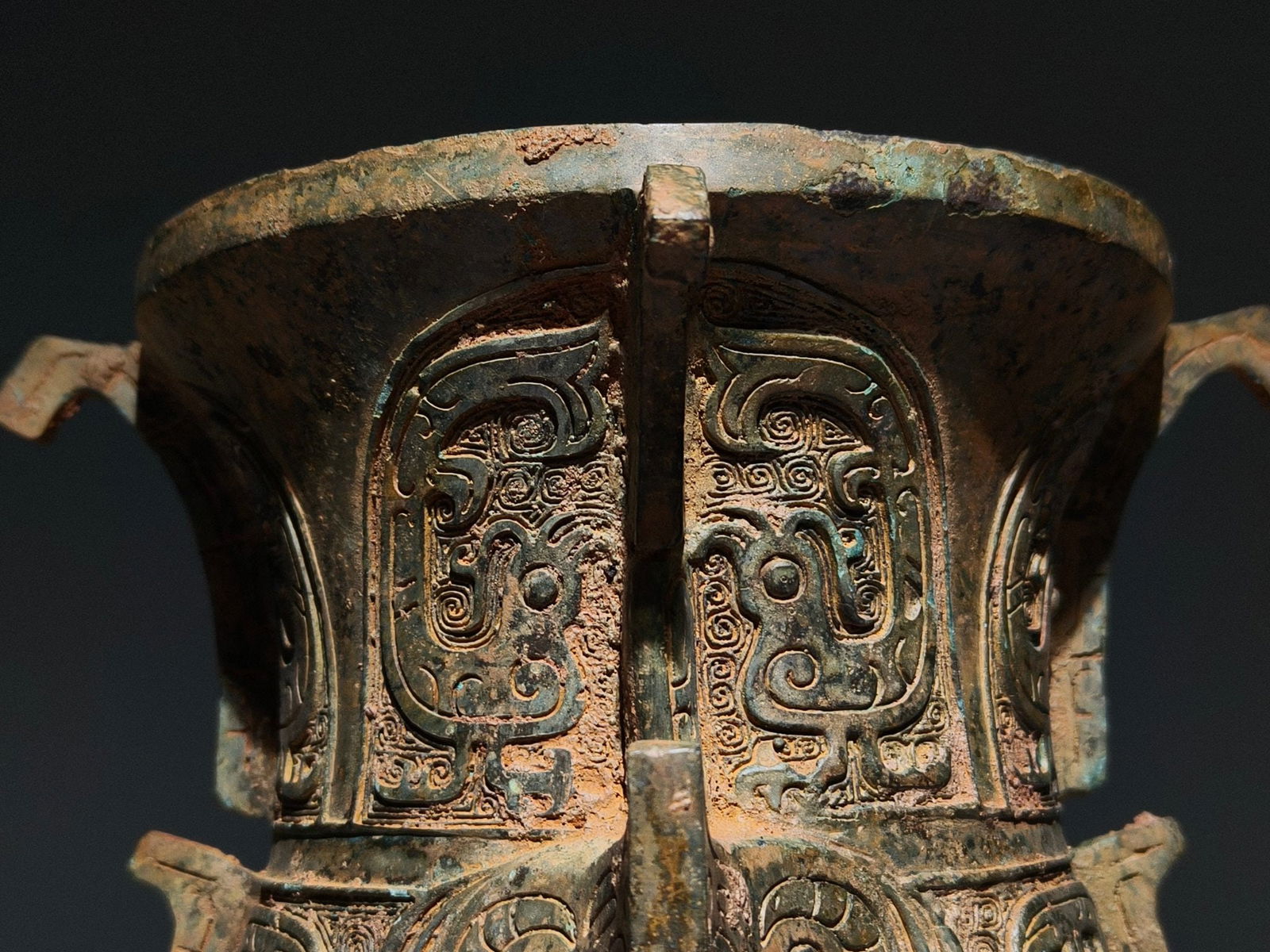 An Archaic Bronze Phoenix Pattern Libation Cup - 3