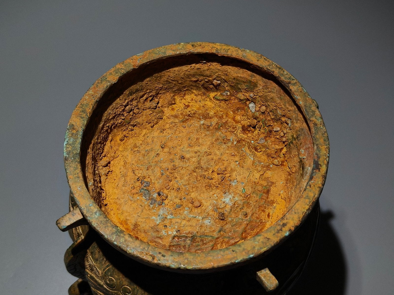 An Archaic Bronze Phoenix Pattern Libation Cup - 9