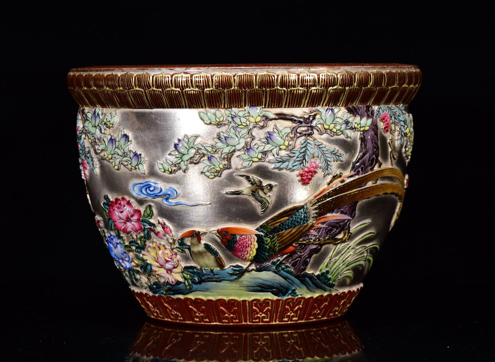 An Exquisite Famille-Rose Inlaid Gold and Silver Flower and Bird Pattern Vat (1 of 9)