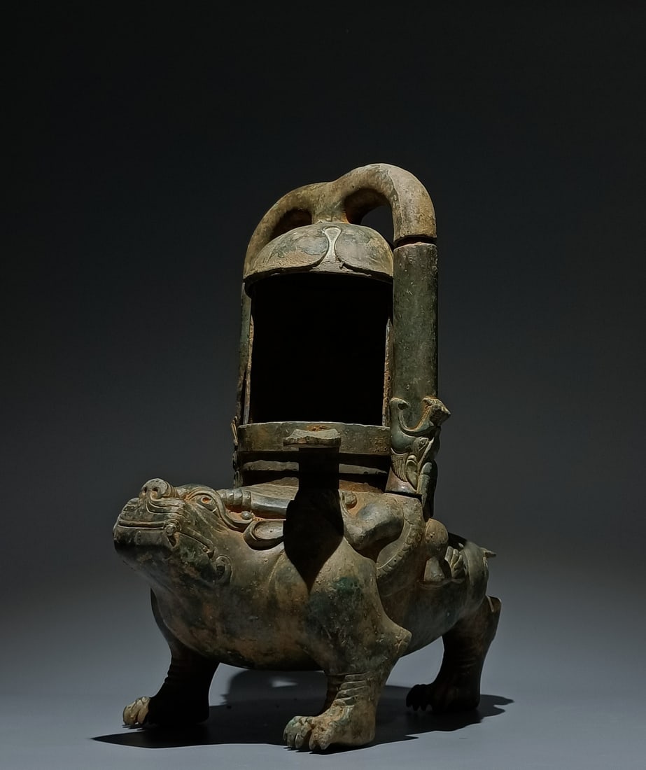 An Archaic Bronze Auspicious Beast-Shaped Palace Lantern - 3