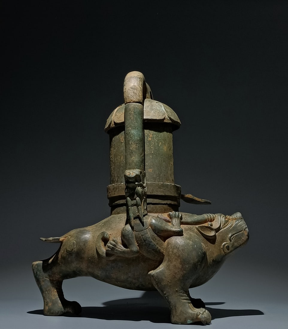 An Archaic Bronze Auspicious Beast-Shaped Palace Lantern - 5