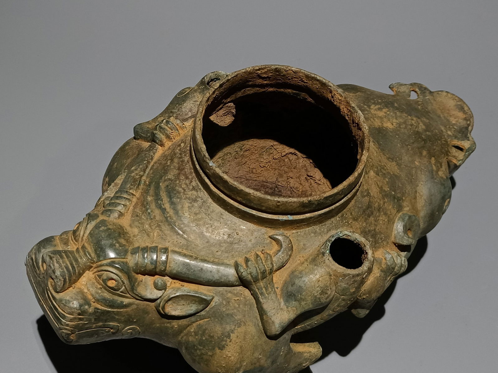 An Archaic Bronze Auspicious Beast-Shaped Palace Lantern - 8