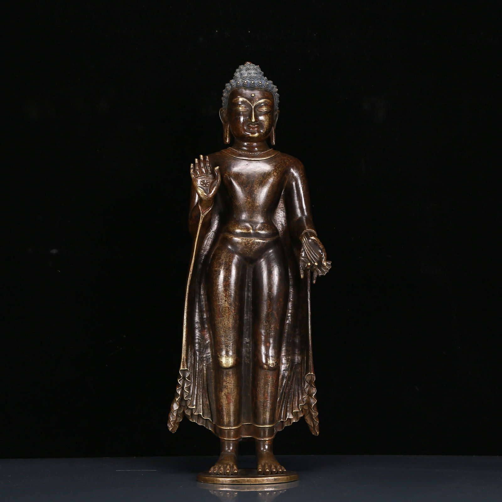A Solemn Alloy Copper Statue of Sakyamuni (1 of 10)
