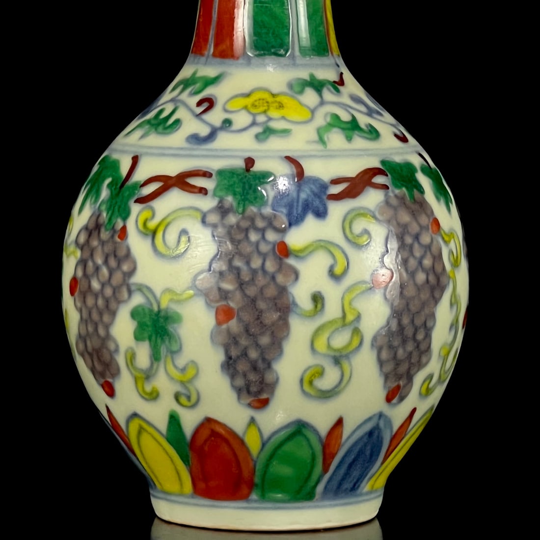 An Exquisite Doucai Grapes Pattern Vase - 2