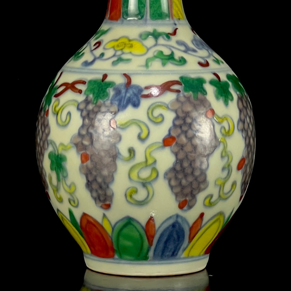An Exquisite Doucai Grapes Pattern Vase - 3
