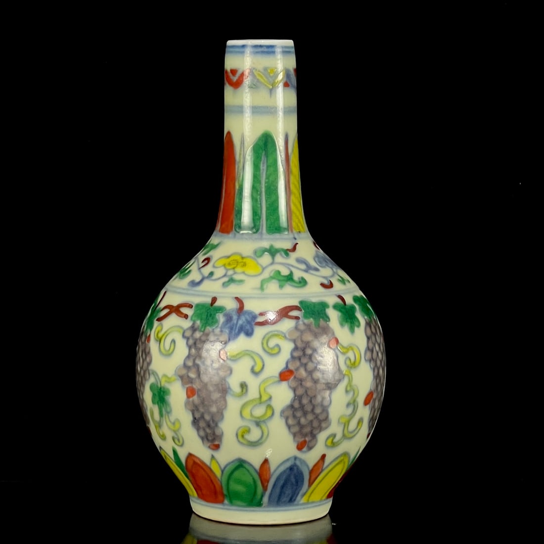 An Exquisite Doucai Grapes Pattern Vase - 4