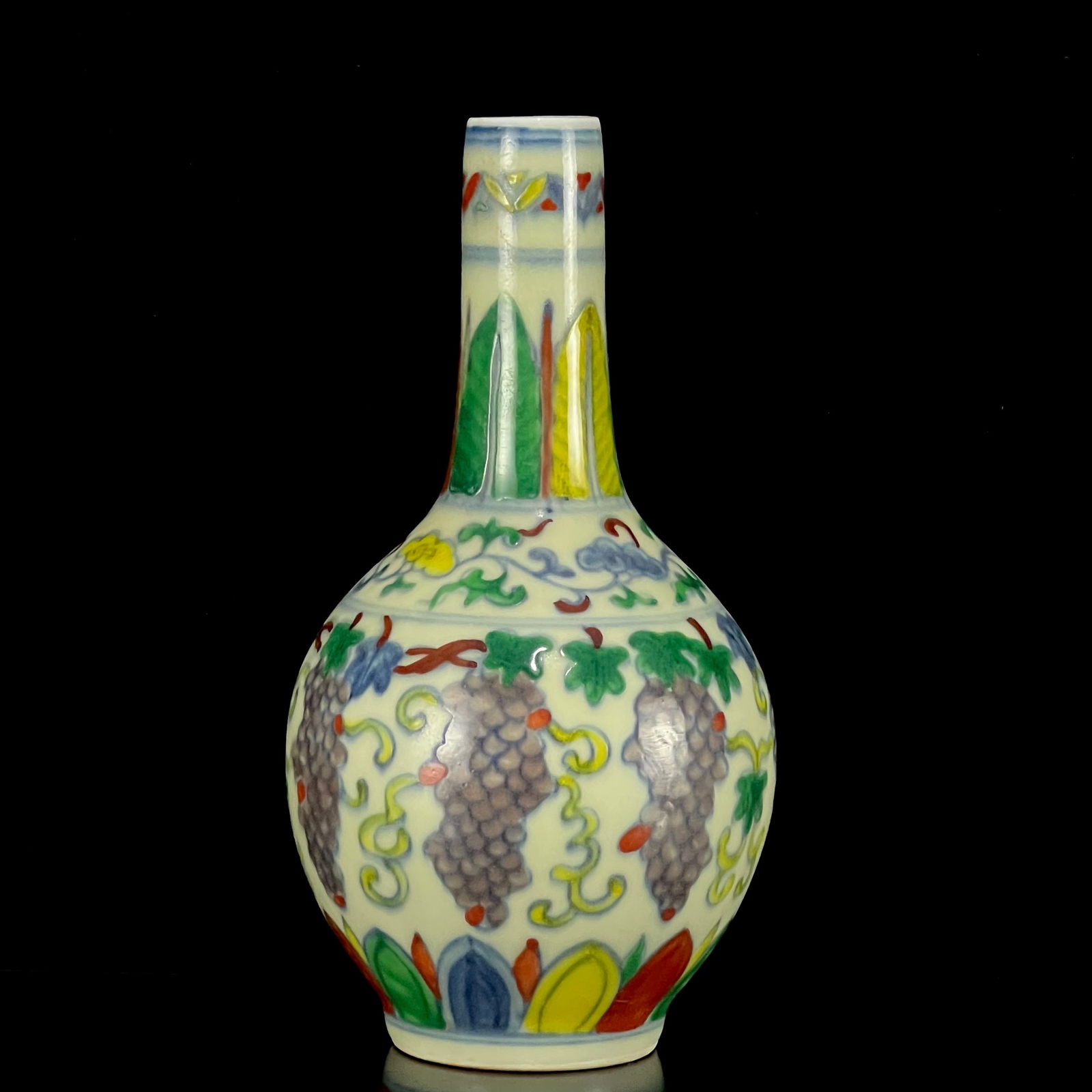 An Exquisite Doucai Grapes Pattern Vase - 5