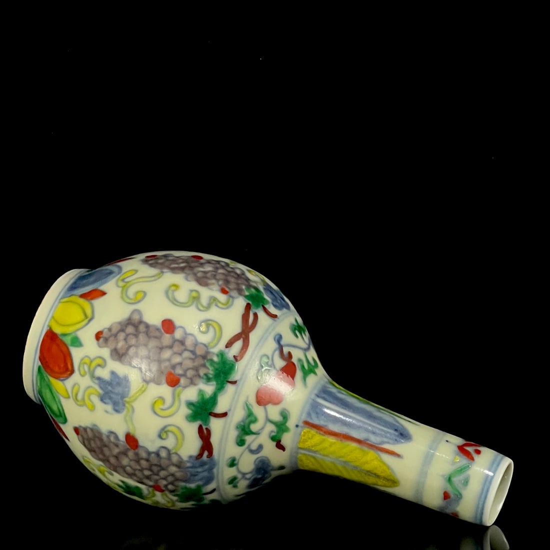 An Exquisite Doucai Grapes Pattern Vase - 7