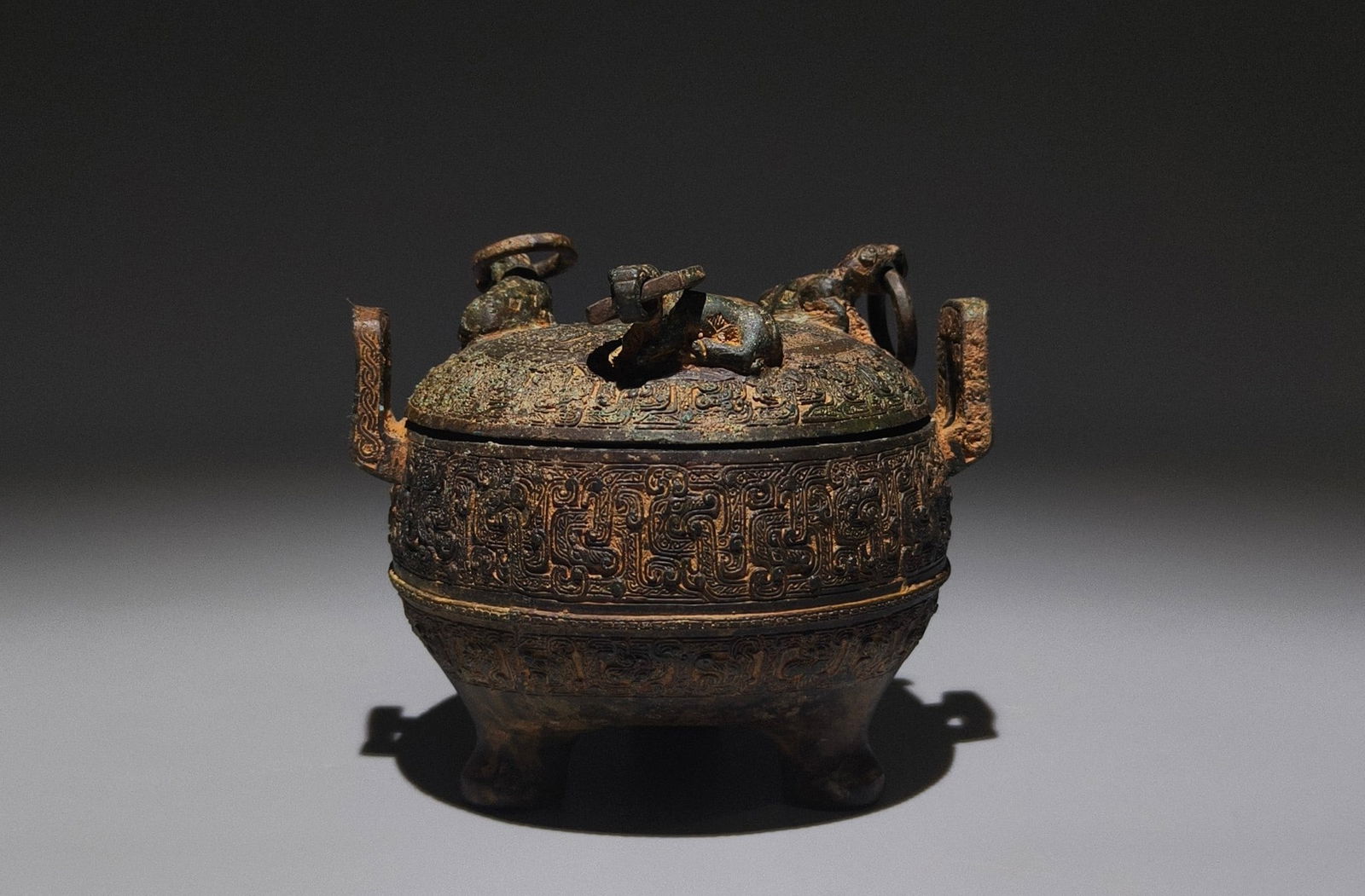 An Archaic Bronze Hollow Chi-Dragon Pattern Double-Ears and Tripod Food Vessel,With Inscription (1 of 9)