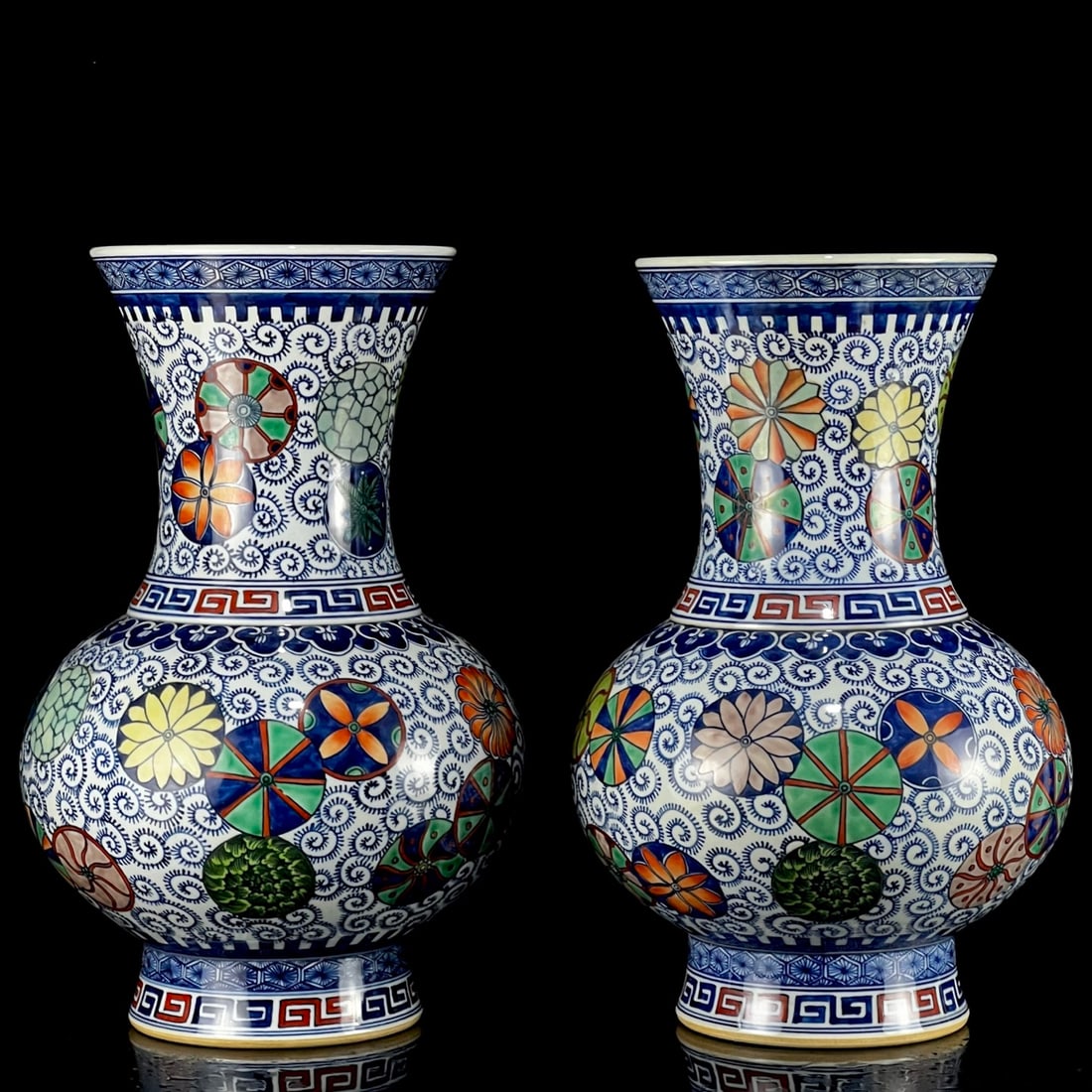 A Pair of Rare Blue and White Doucai Flower Pattern Vases: A Pair of Rare Blue and White Doucai Flower Pattern Vases,Qing Dynasty, China,With Mark,Size:14.4inx8.7in 一对青花斗彩花卉纹瓶,中Þ