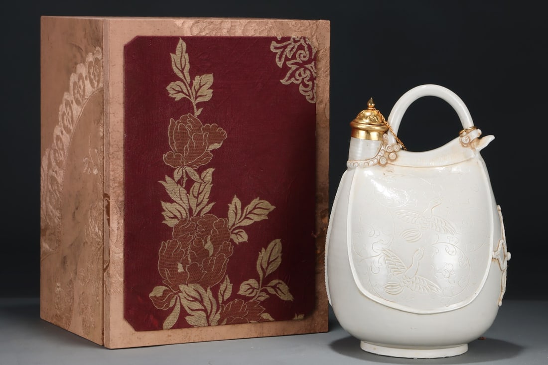 A Rare Ding yao Cover with Gold Flower and Bird Pattern Pot (1 of 8)