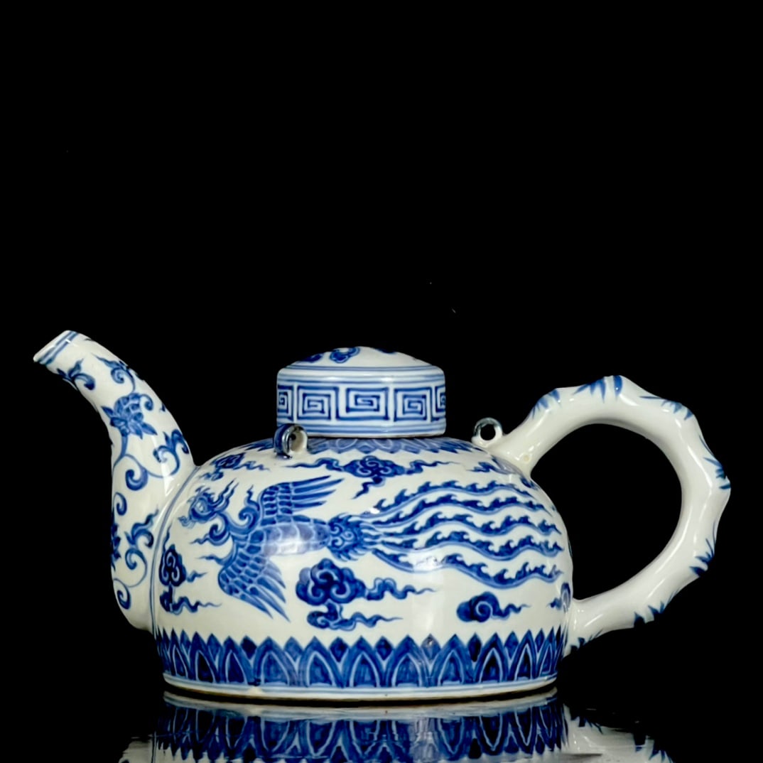 An Exquisite Blue and White Lotus,Auspicious Cloud and Phoenix Pattern Ewer (1 of 9)