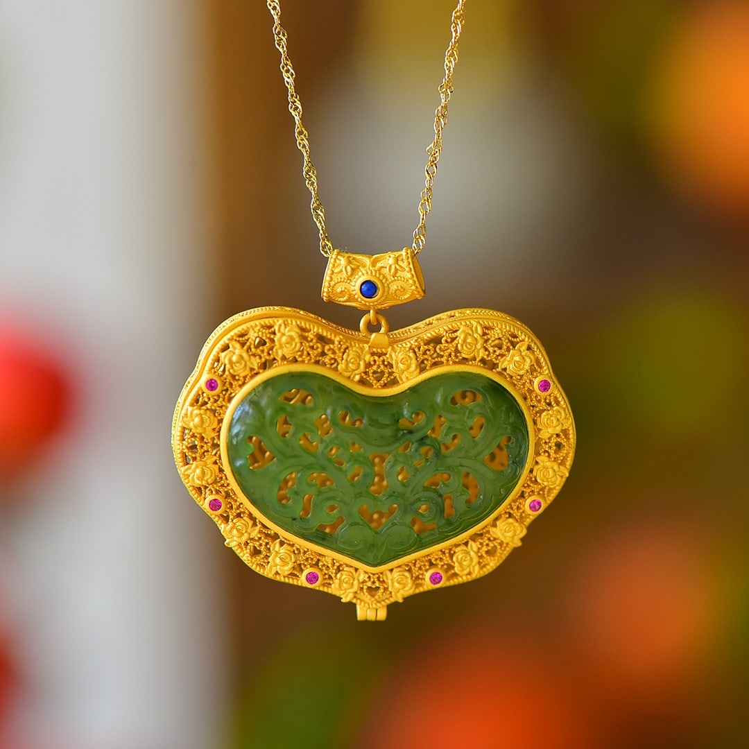An Exquisite Sterling Silver-Gold Plated Inlaid Jasper Pendant: An Exquisite Sterling Silver-Gold Plated Inlaid Jasper Pendant,Size:22mmx34mm 纯银镀金镶碧玉吊坠