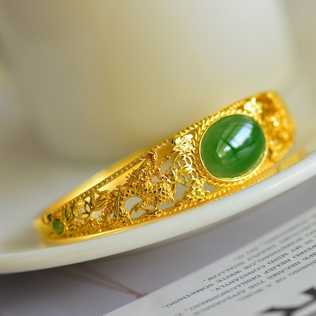 An Exquisite Sterling Silver-Gold Plated Inlaid Jasper Bracelets: An Exquisite Sterling Silver-Gold Plated Inlaid Jasper Bracelets,Size:13mmx18mm 纯银镀金镶碧玉手镯