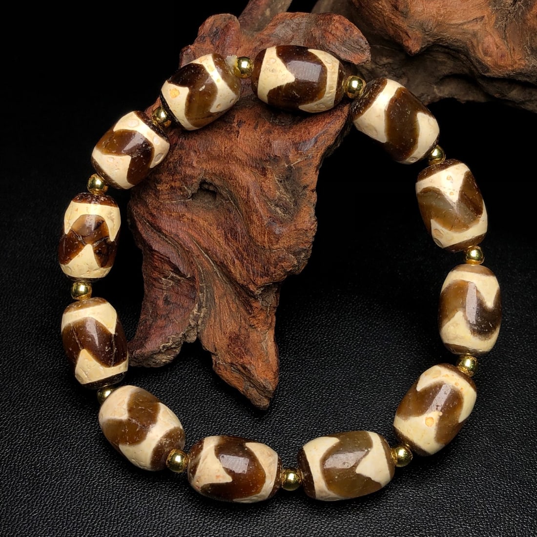 An Exquisite Dzi Bead Bracelets (1 of 9)