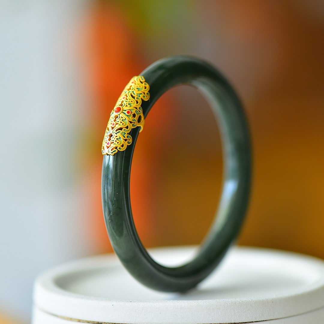 An Exquisite Sterling Silver-Gold Plated Inlaid Black Jade Bracelet: An Exquisite Sterling Silver-Gold Plated Inlaid Black Jade Bracelet 纯银镀金镶黑玉手镯