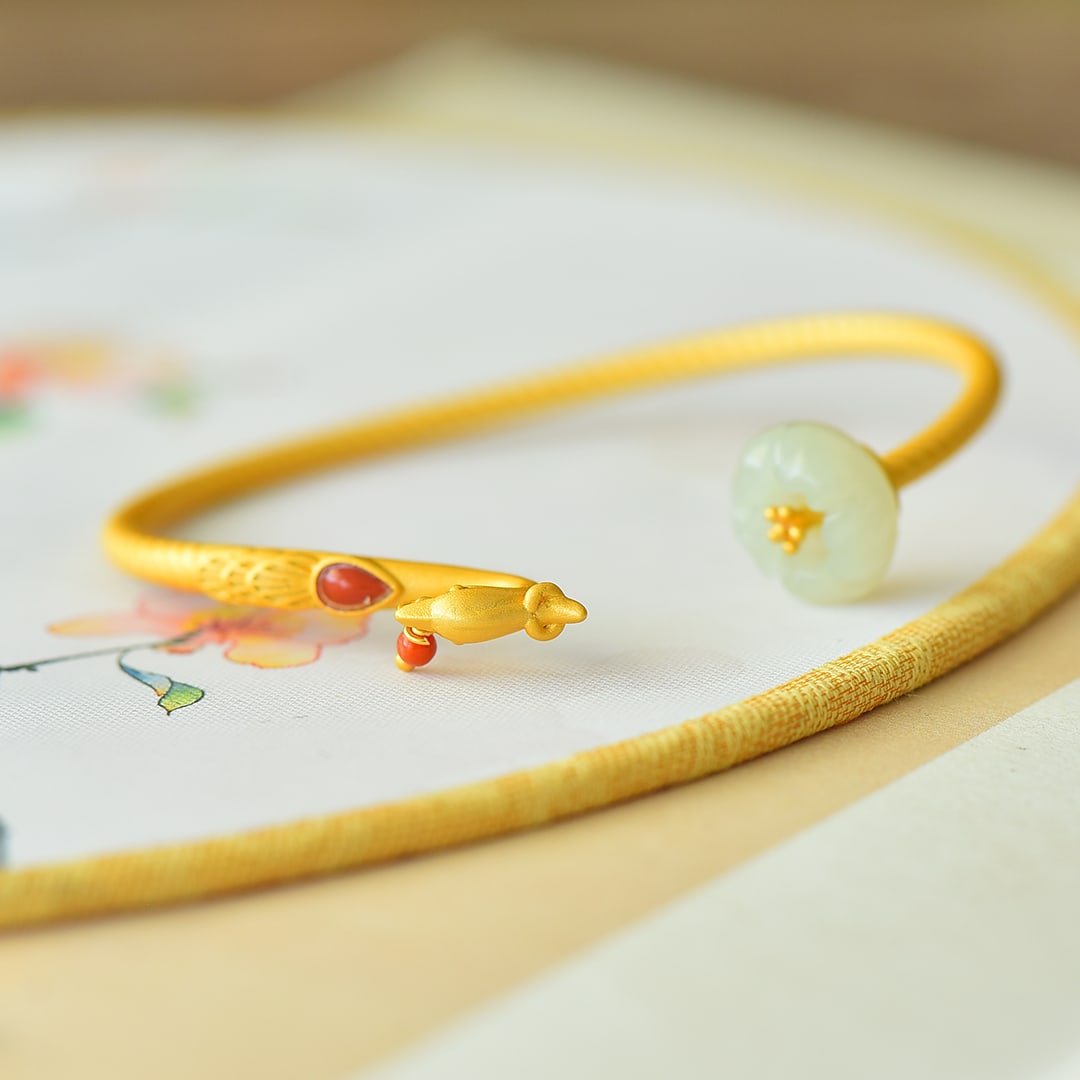 An Exquisite Sterling Silver-Gold Plated Inlaid White Jade Bracelet: An Exquisite Sterling Silver-Gold Plated Inlaid White Jade Bracelet,Size:12mmx12mm 纯银镀金镶白玉手镯