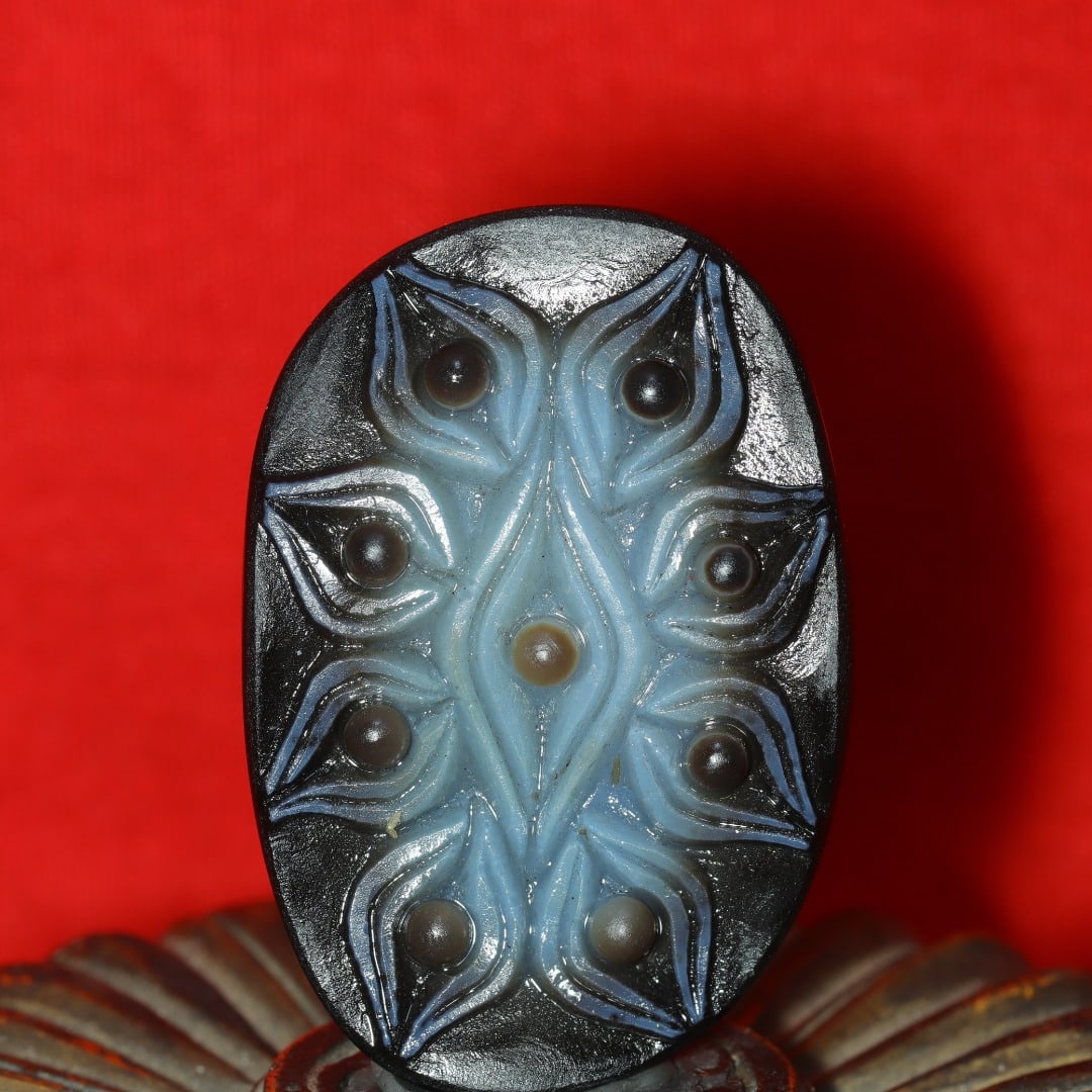 An Exquisite Nine Eyes Lotus Pattern Pendant: An Exquisite Nine Eyes Lotus Pattern Pendant，Size：52mmx35mmx15mm，Weight：35g 九眼莲花纹牌