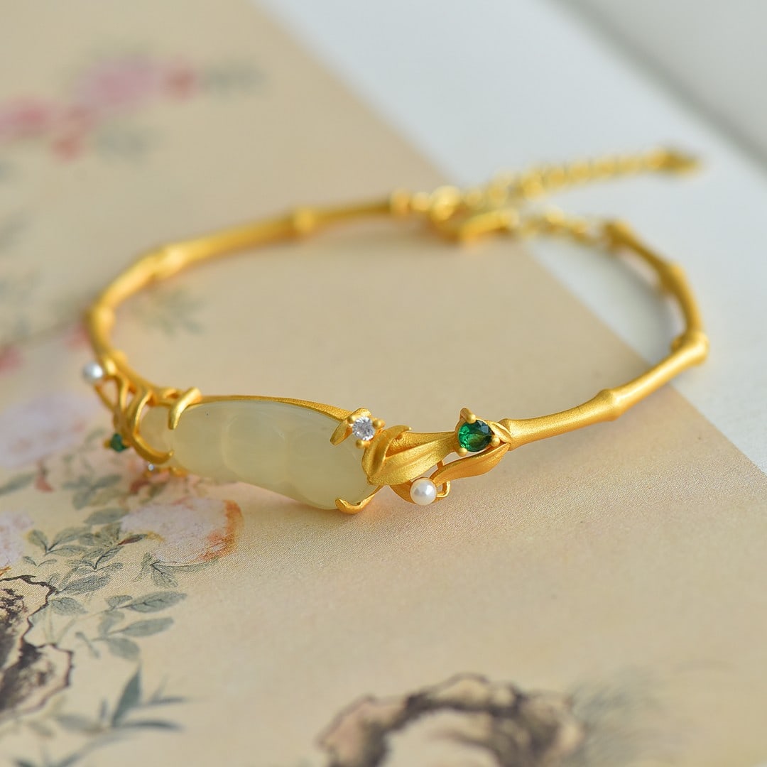 An Exquisite Sterling Silver-Gold Plated Inlaid White Jade Bracelet: An Exquisite Sterling Silver-Gold Plated Inlaid White Jade Bracelet 纯银镀金镶白玉手镯