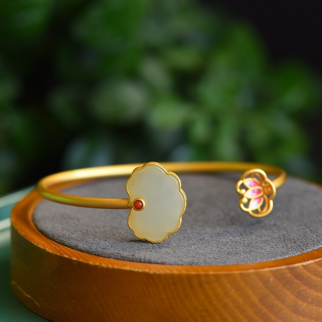 An Exquisite Sterling Silver-Gold Plated Inlaid White Jade Bracelet: An Exquisite Sterling Silver-Gold Plated Inlaid White Jade Bracelet 纯银镀金镶白玉手镯