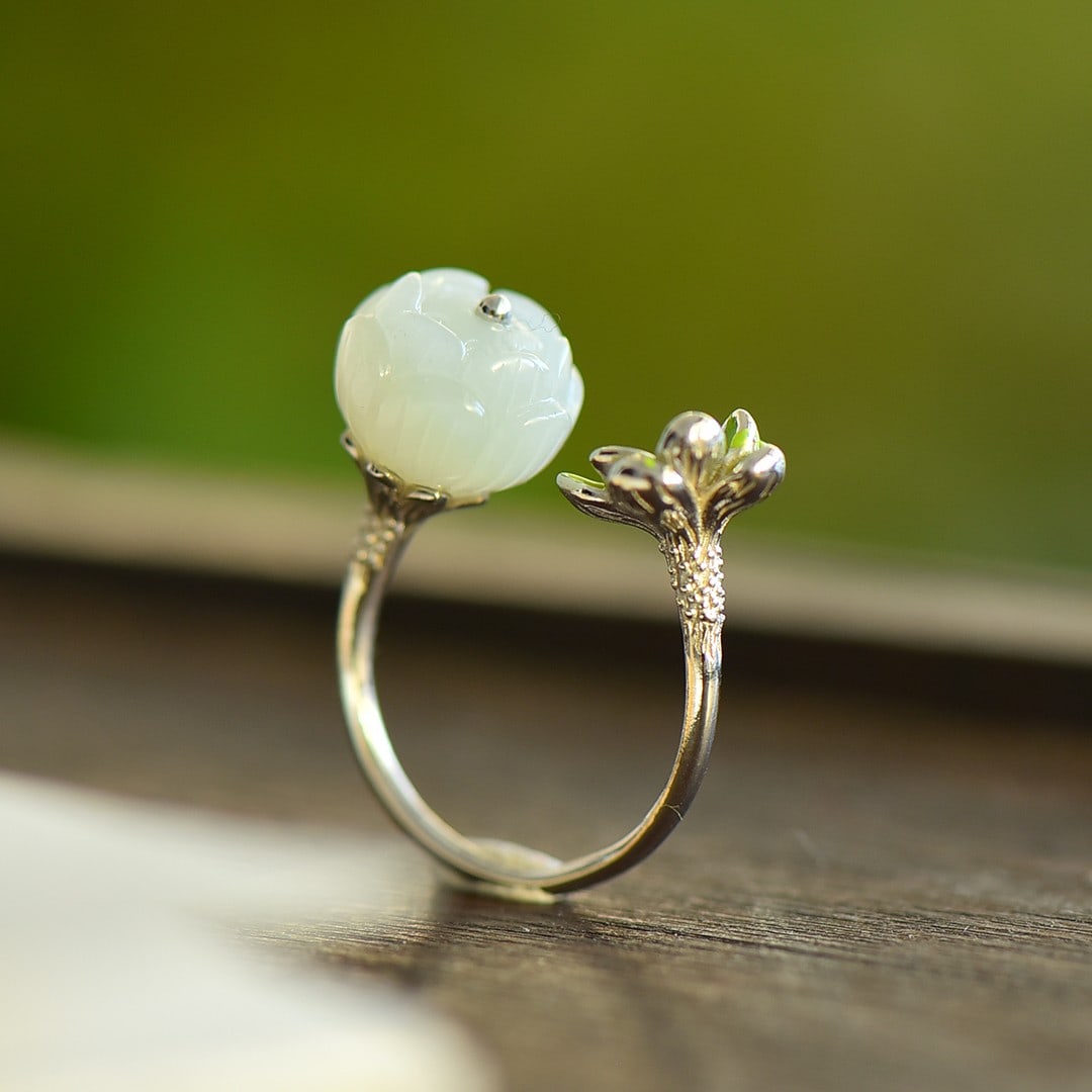 An Exquisite Sterling Silver Inlaid White Jade Ring: An Exquisite Sterling Silver Inlaid White Jade Ring,Size:12mmx12mm 纯银镶白玉戒指