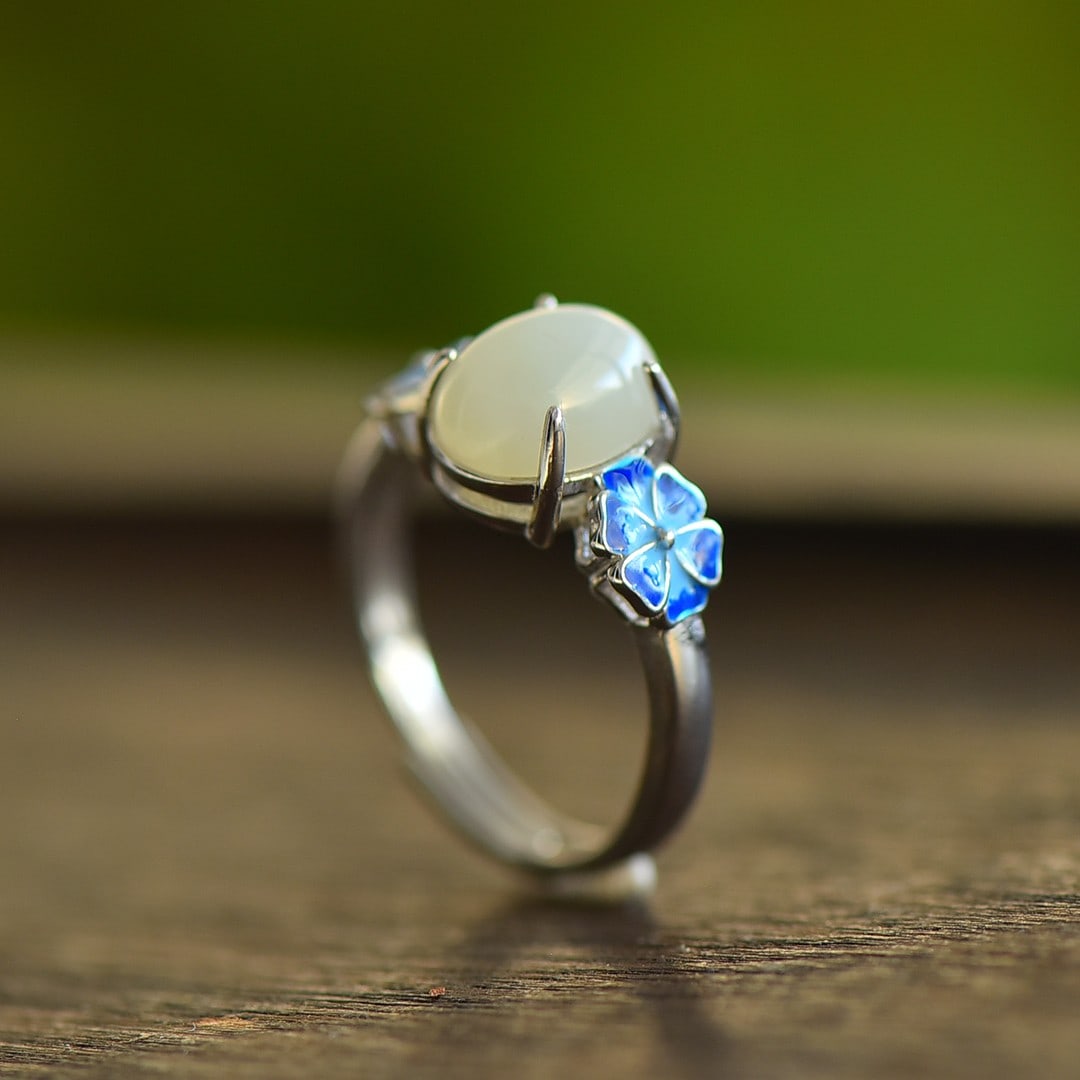 An Exquisite Sterling Silver Inlaid White Jade Ring: An Exquisite Sterling Silver Inlaid White Jade Ring,Size:8mmx10mm 纯银镶白玉戒指