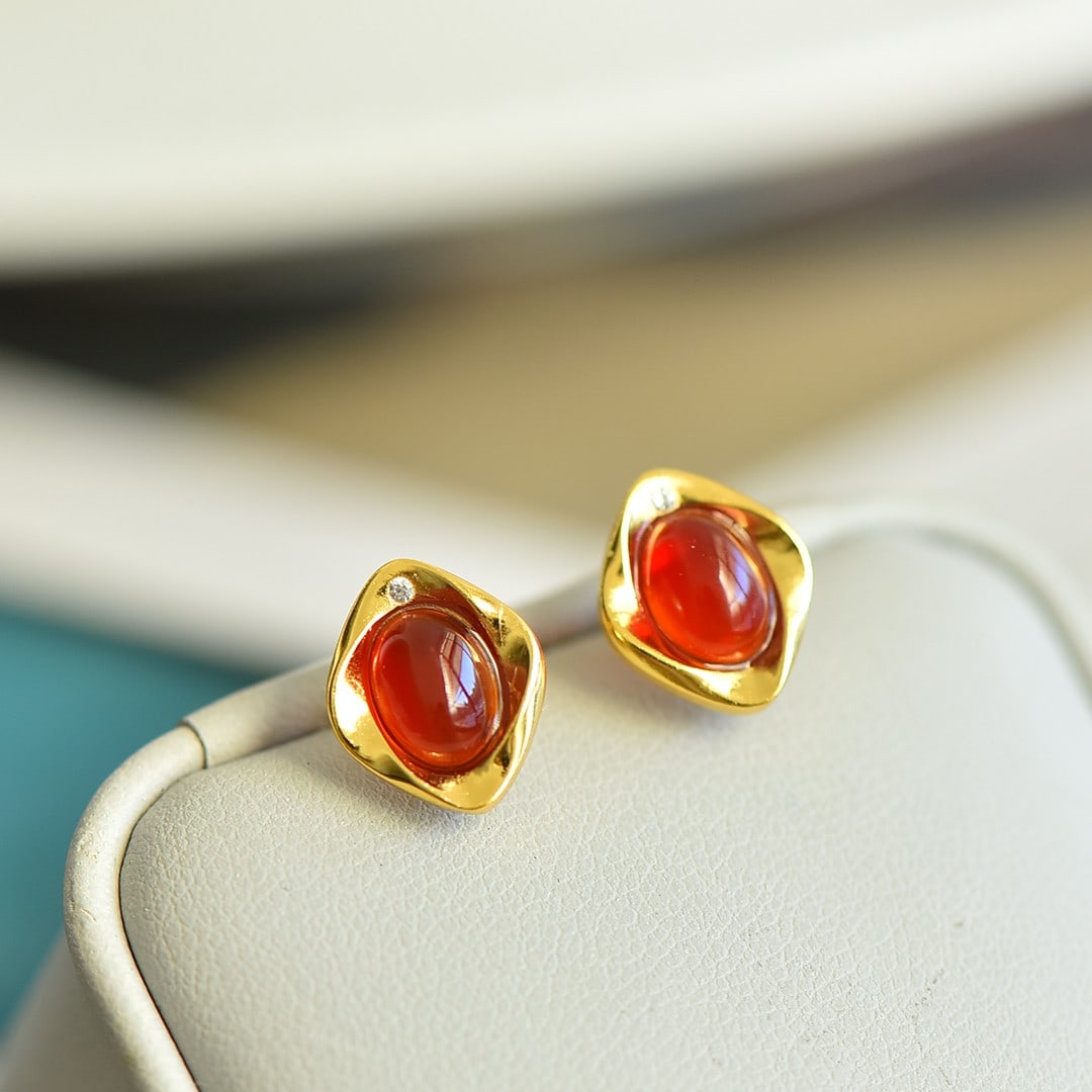 A Pair of Exquisite Sterling Silver-Gold Plated Inlaid Agate Earrings: A Pair of Exquisite Sterling Silver-Gold Plated Inlaid Agate Earrings,Size:6mmx8mm 一对纯银镀金镶玛瑙耳钉