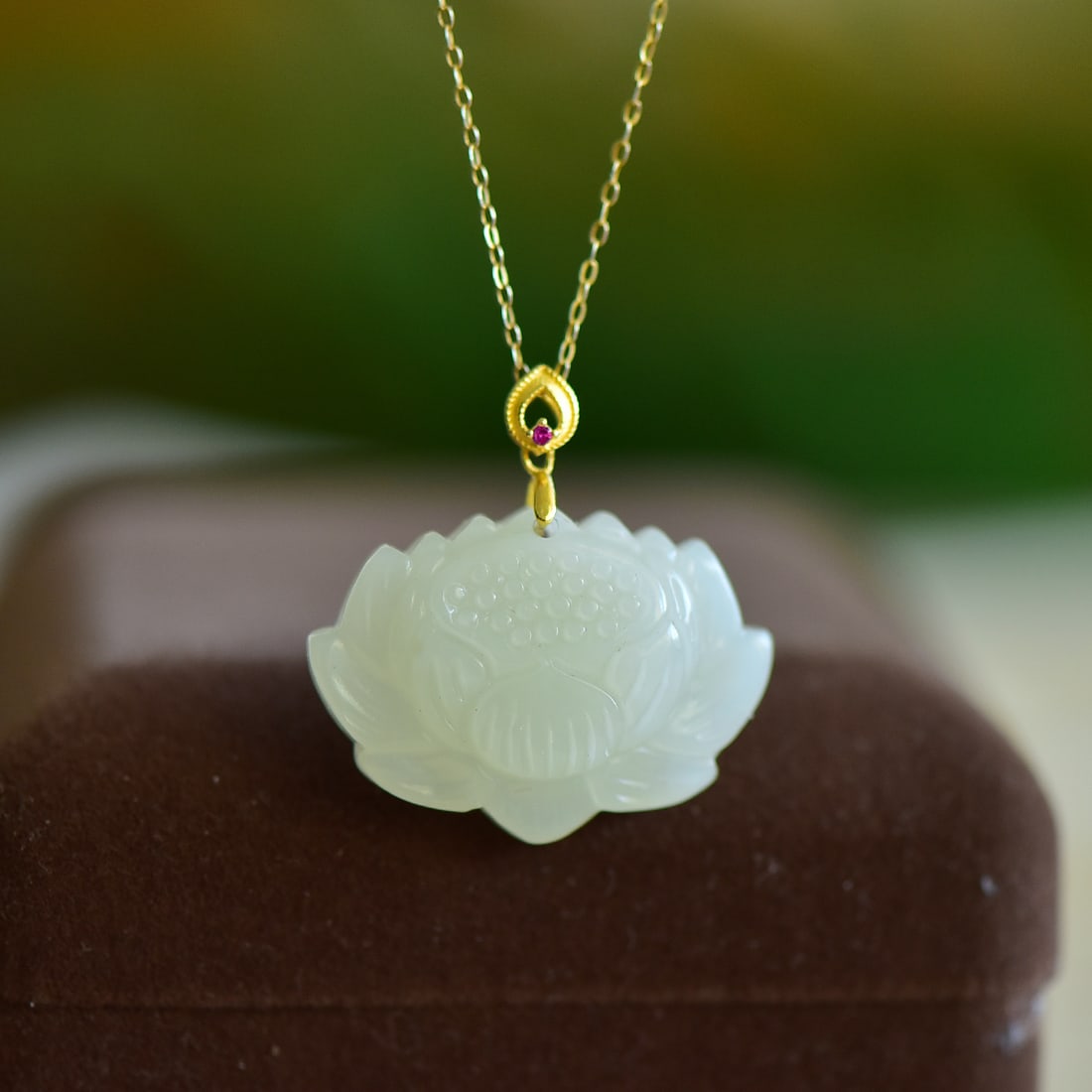 An Exquisite Sterling Silver-Gold Plated Inlaid White Jade Lotus Pendant: An Exquisite Sterling Silver-Gold Plated Inlaid White Jade Lotus Pendant,Size:30mmx23mm 寓意:冰清玉洁 多层莲花 