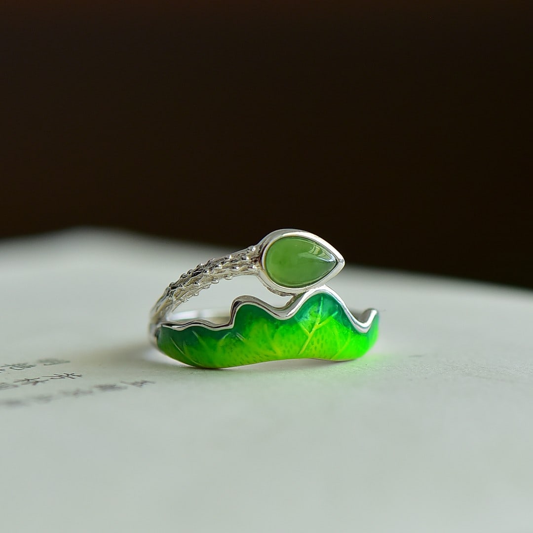 An Exquisite Sterling Silver Inlaid Jasper Ring: An Exquisite Sterling Silver Inlaid Jasper Ring 纯银镶碧玉戒指