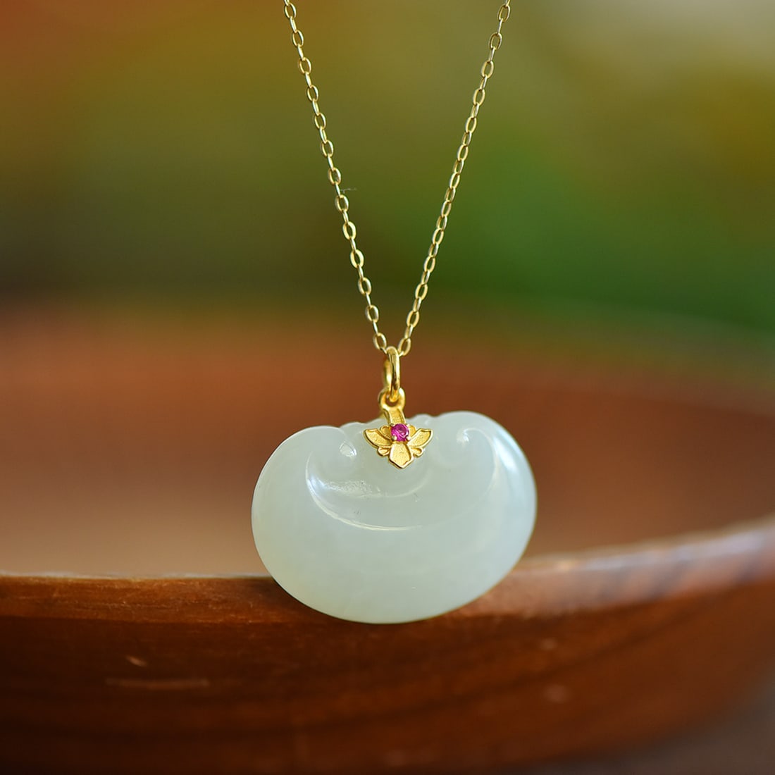 An Exquisite Sterling Silver-Gold Plated Inlaid White Jade Pendant: An Exquisite Sterling Silver-Gold Plated Inlaid White Jade Pendant,Size:26mmx19mm 寓意:平平安安 事事如意 纯银镀金